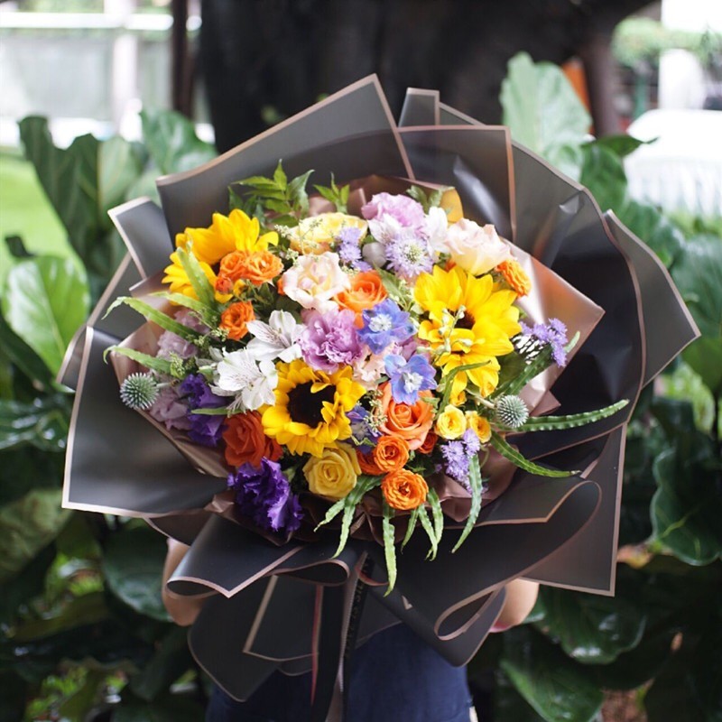Papier cadeau fleur mat bordé d'or