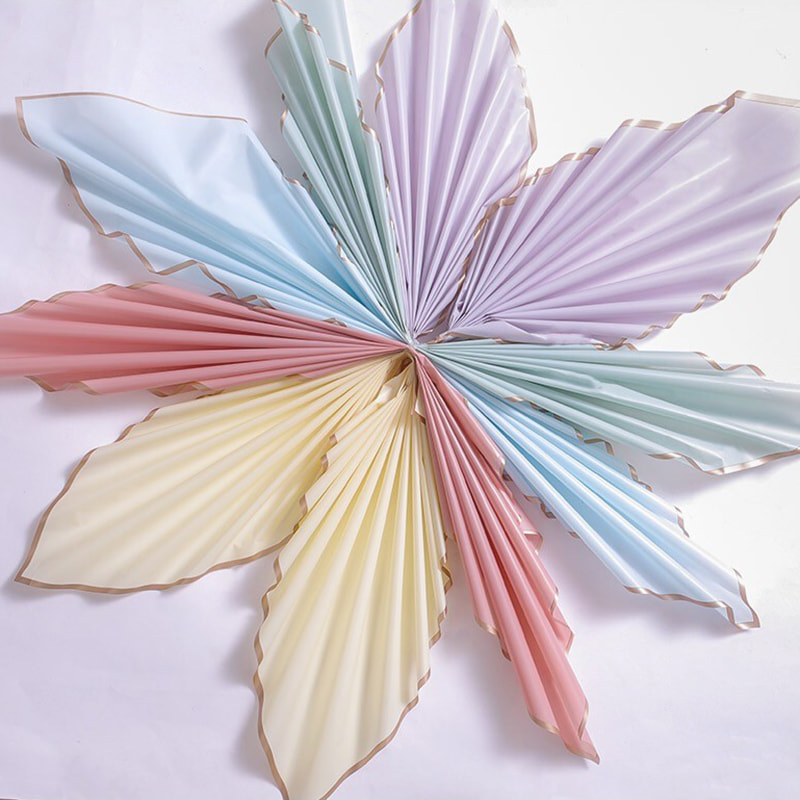Papier cadeau fleur mat bordé d'or