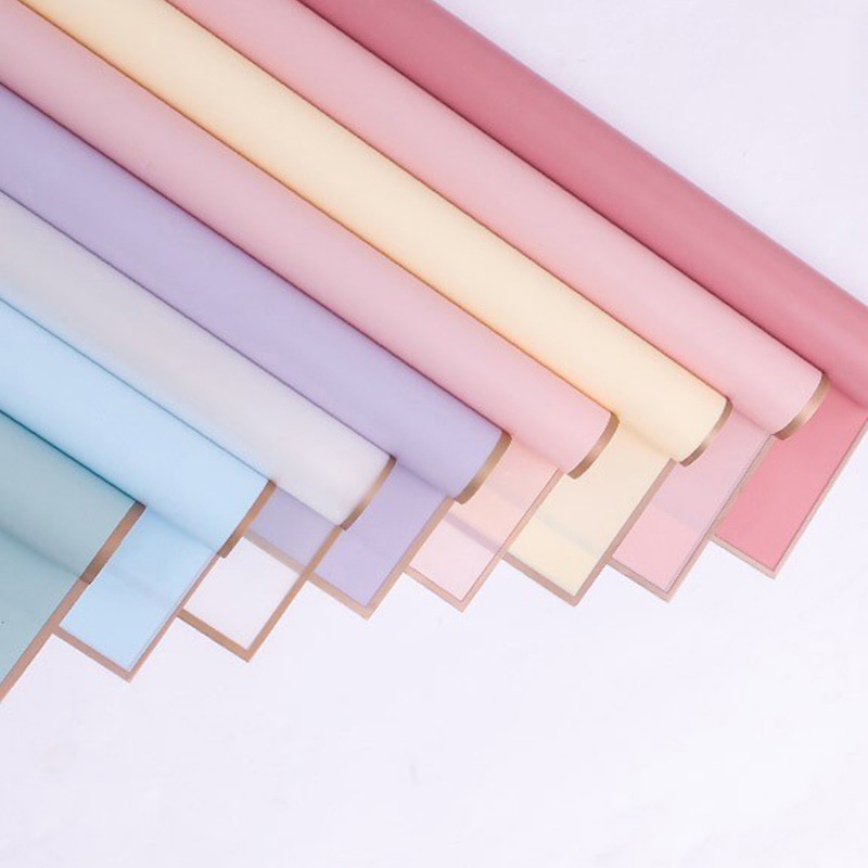Papier cadeau fleur mat bordé d'or