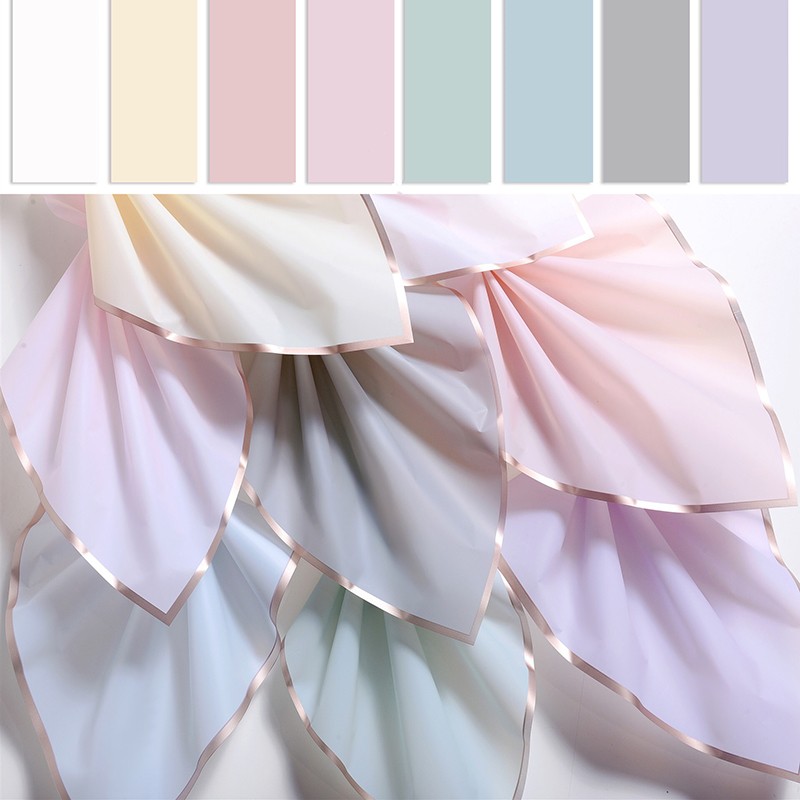 Papier cadeau fleur mat bordé d'or