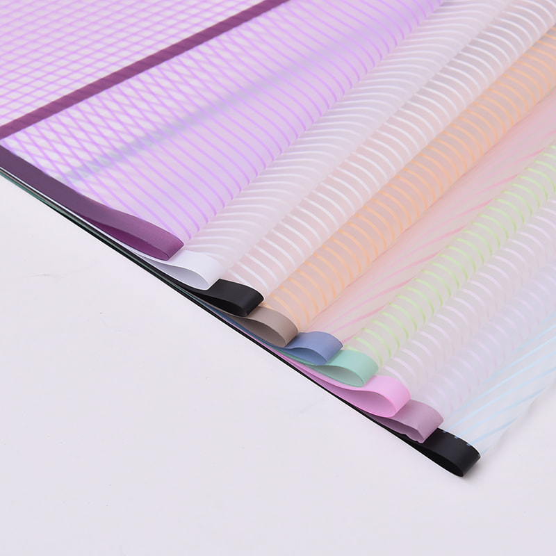 Papier d'emballage à fleurs rayées