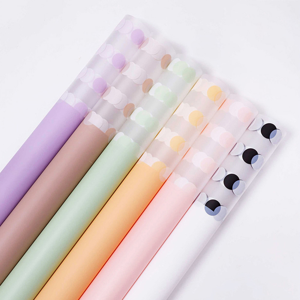 Papier d'emballage transparent à fleurs à pois