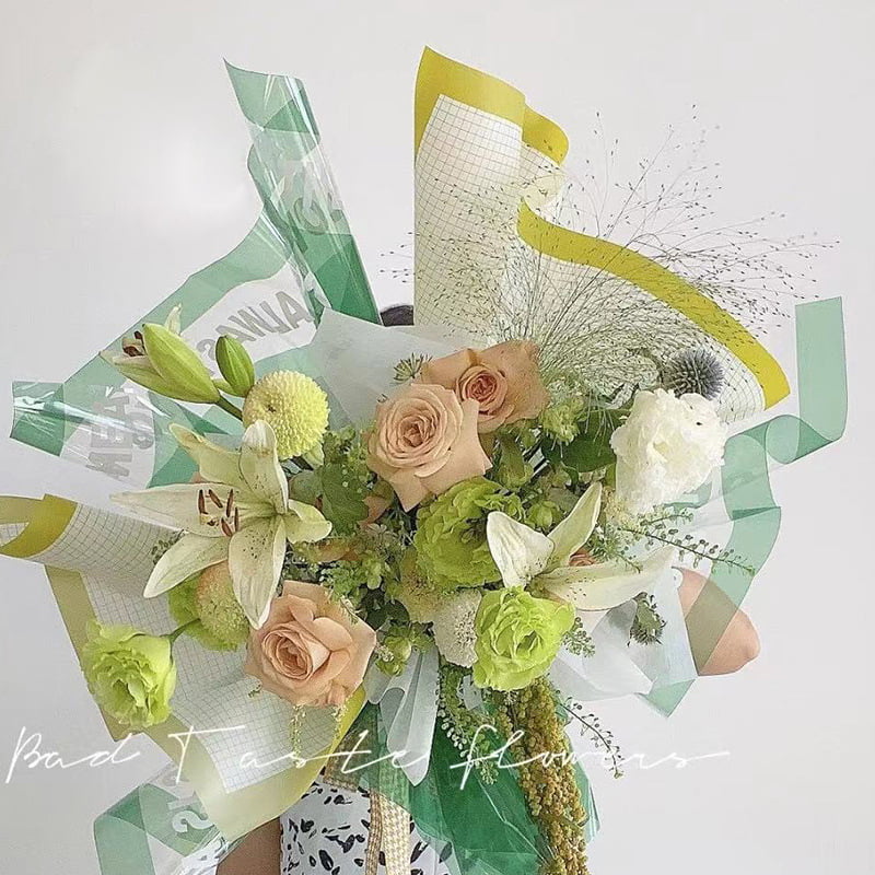 Papier d'emballage floral irisé à carreaux double face