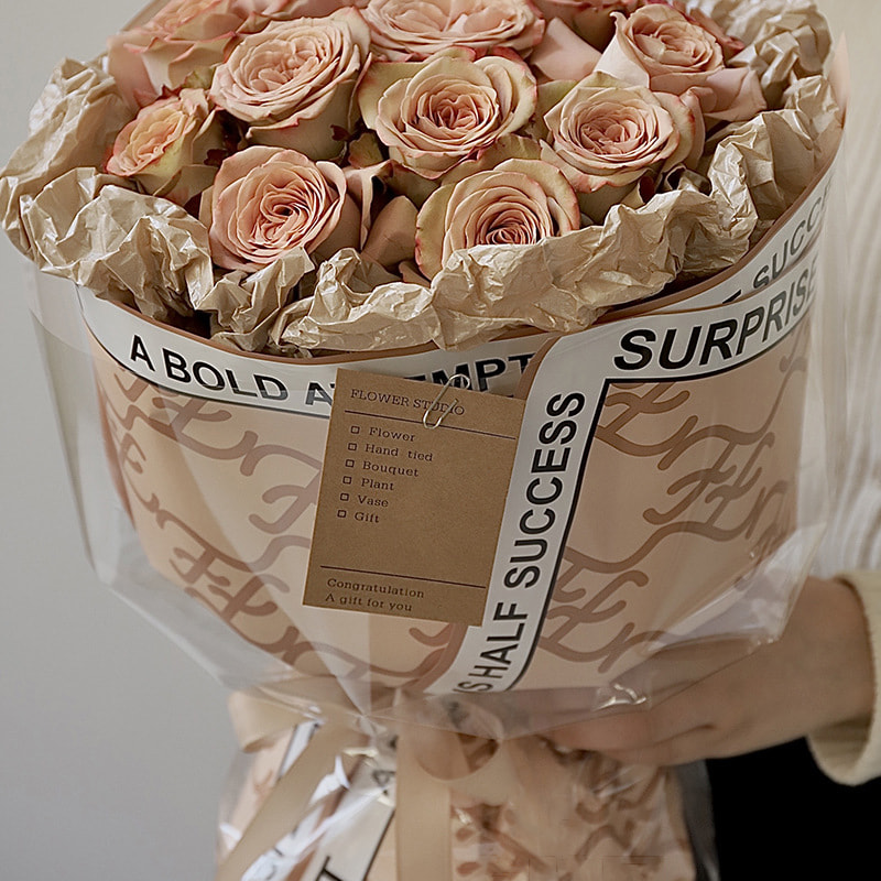 Papier d'emballage de fleurs Hera de marque dans une variété de couleurs