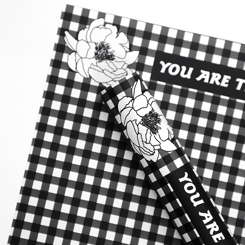 Papier Cadeau Fleur de plume à motif à carreaux