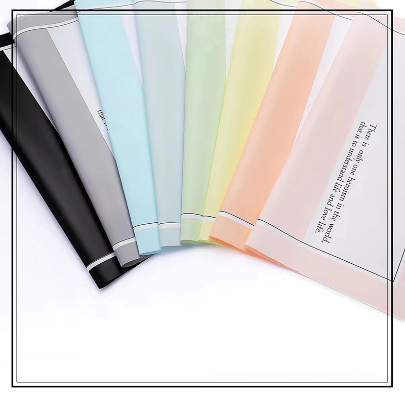 Papier d'emballage de fleurs aux lettres lisses