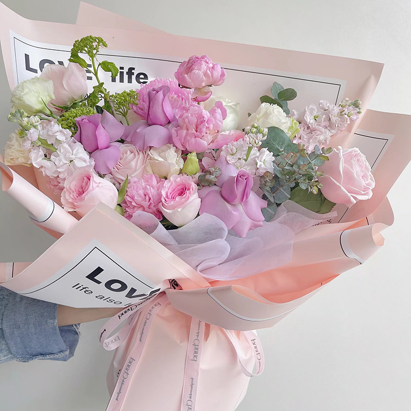 Papier d'emballage de fleurs aux lettres lisses