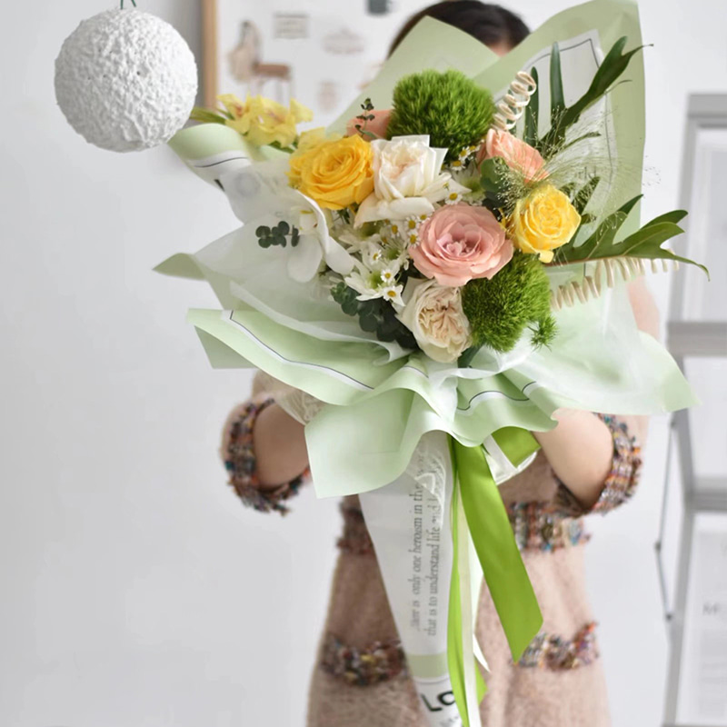 Papier d'emballage de fleurs aux lettres lisses
