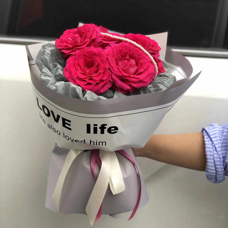 Papier d'emballage de fleurs aux lettres lisses