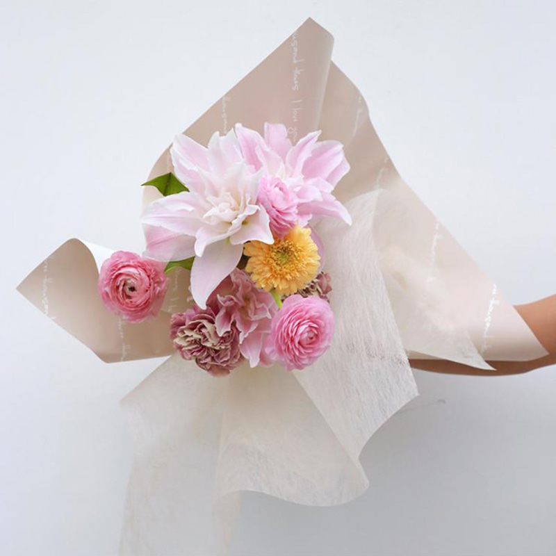 Papier d'emballage imprimé bouquet romantique